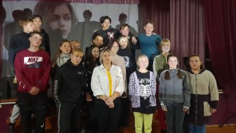 2 ноября 2022 провели видеоурок в каникулярное время для старших школьников, показали фильмы "БВ" и "Если бы не я" Присутствовали ребята из 6, 8, 9, 10, 11 класса, всего 30 человек.