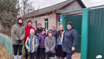 29 октября 2022 г. Волонтёры Тихоновки помогли убраться во дворе у ветеранов педагогического труда Сизых С. Е. и Даниленко Г. М. Всех ребят угостили печеньем и конфетами. Всего участников 14 человек.